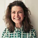Jeune femme professionnel souriante et satisfaite de nos services