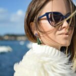 Jeune étudiante en paix avec des lunettes de soleil en vacances au soleil