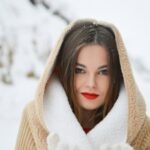 Femme bien habiller dehors en pleine neige